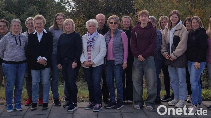 Die Absolventen des diesjährigen Gartenpflegerkurses freuen sich mit den Verantwortlichen und Vertretern des Kreisgartenamts Schwandorf. Bild: Petra Schmid