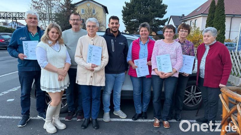 Oberpfalz-Medien ehrt die langjährigen Zeitungsausträgerinnen und -träger mit einer Urkunde. Bild: Drexler
