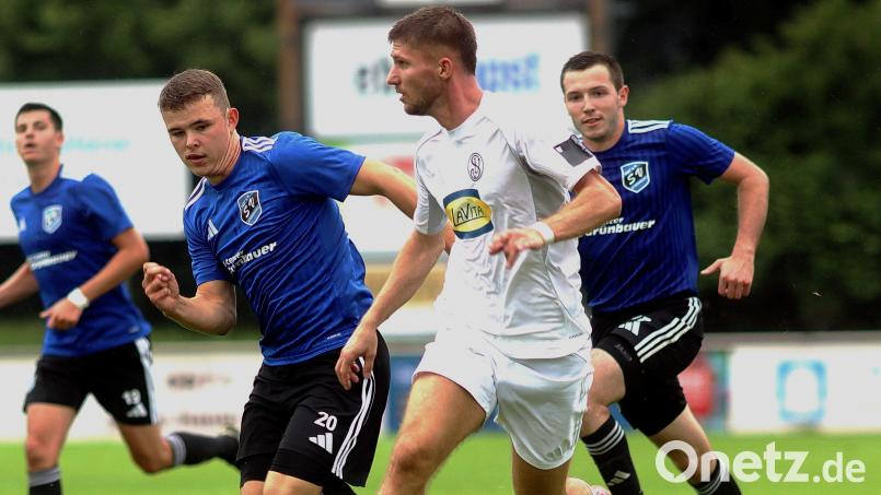 Im Hinspiel chancenlos: Die beiden Etzenrichter Max und Jannik (li.) Herrmann verfolgen Angreifer Marcel Müller (Mitte) von der SpVgg Landshut. Bild: Norbert Herrmann