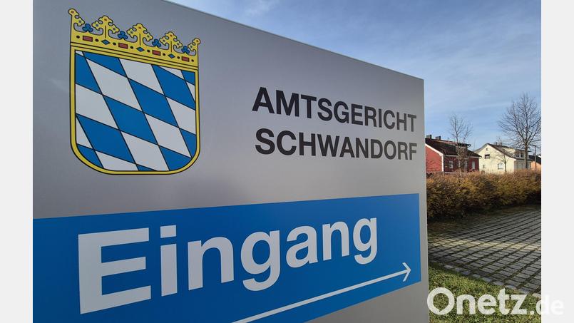 Vor dem Amtsgericht Schwandorf wird gegen einen Rumänen verhandelt. Gegen ihn ist nun Haftbefehl ergangen. Bild: Hösamer