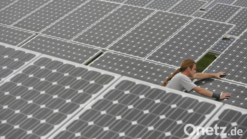 Die Krummennaaber Gemeinderäte besprachen die Aufstellung des vorhabenbezogenen Bebauungs- und Grünordnungsplans für die Freiflächen-Photovoltaikanlage „Sonnenenergie Trautenberg“. Symbolbild: Frank May/dpa
