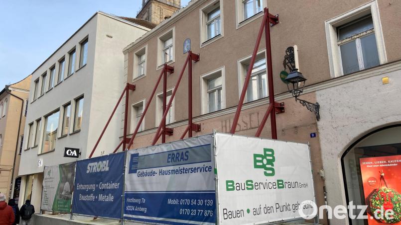 Das Hussel-Haus in der Amberger Fußgängerzone ist seit vielen Monaten nur noch Fassade. Doch wie geht es damit weiter? Diese Frage stellte (sich) jetzt Stadtrat Florian Füger. Bild: Andreas Ascherl