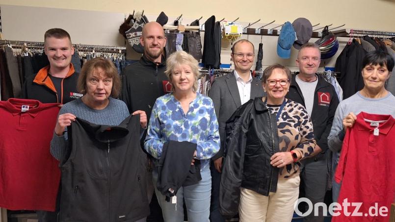 Das Unternehmen Gregor Bau spendete an die Caritas-Kleiderkammer. Klaus Gregor (2. Reihe, rechts) und seine Söhne Jan Gregor (2. Reihe, links) und Manuel Murr (2. Reihe, zweiter von links) überreichten die Kleidung an die ehrenamtlichen Mitarbeiterinnen und Daniel Bronold, Geschäftsführer der Caritas Weiden-Neustadt (2. reihe, zweiter von rechts). Bild: Veronika Schlosser