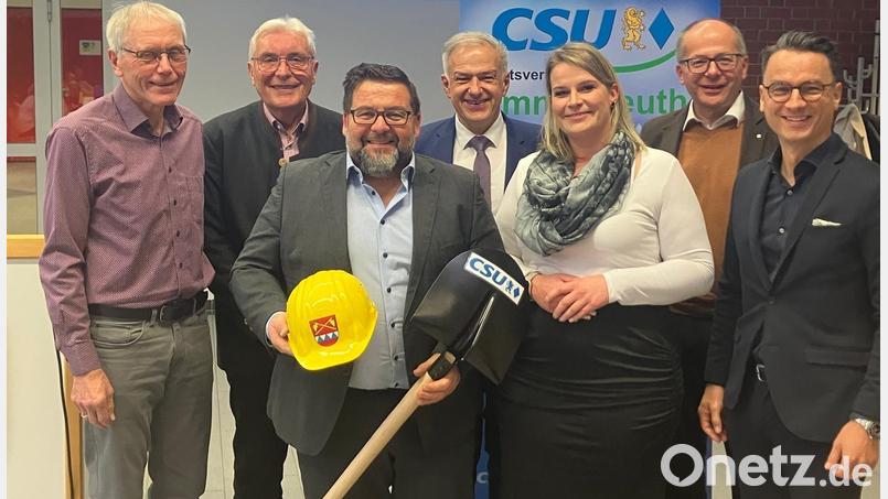 Rückenwind erhielt Thomas Kaufmann (Dritter von links) in der Nominierungsversammlung. Als "Thomas, der Baumeister von Immenreuth“ bekam er symbolisch Schaufel und Bauhelm von CSU-Ortsvorsitzendem Lothar Porst (von links), Zweitem Bürgermeister Josef Hecht, Landrat Roland Grillmeier, CSU-Digitalbeauftragter Sabrina Schmidt, Kemnaths Bürgermeister Roman Schäffler und Fraktionsvorsitzendem Bernhard Söllner überreicht. Bild: bkr