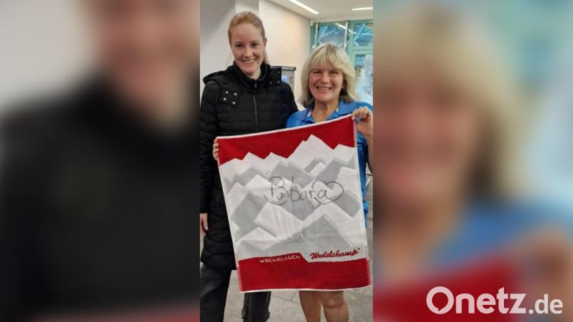 Barbara Meier (links) signiert das Handtuch von Saunameisterin Sabine Singer (rechts) im Kurfürstenbad Amberg. Bild: Sabine Singer