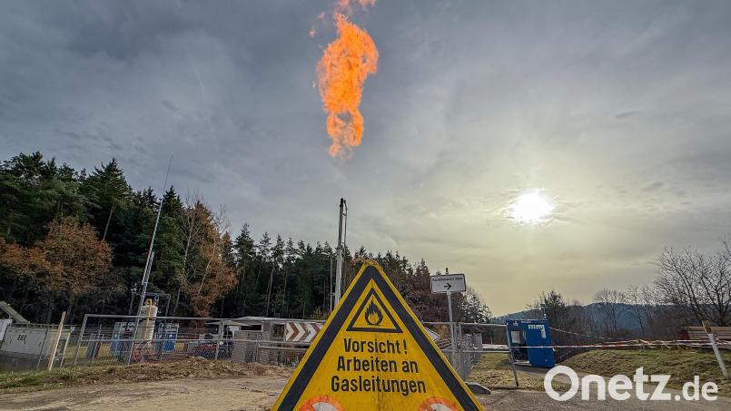 Kontrolliert werden derzeit die Restbestände an Gas im stillgelegten Gasspeicher bei Eschenfelden abgefackelt. Bild: Stephan Huber