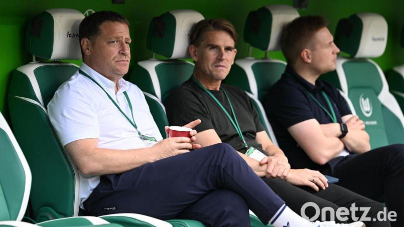 In Wolfsburg im Gespräch: Bayern-Sportchef Christoph Freund (M.) (Archivbild) Bild: Swen Pförtner/dpa