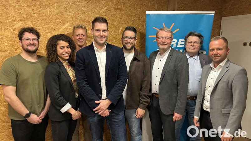 Die Freien Wähler Kümmersbruck wollen mit Christoph Micko (Vierter von links) den Bürgermeistersessel erobern. Mit auf dem Bild (von links) Schriftführer Alexander Pömsl, Vorsitzende Stella Zimmer, Dominik Greiler, Landratskandidat Stefan Kroher, Generalsekretär und Kreisvorsitzender Hans Martin Grötsch, Kreiskassier Günther Frieser und Landtagsabgeordneter Bernhard Heinisch. Bild: Christoph Micko/exb