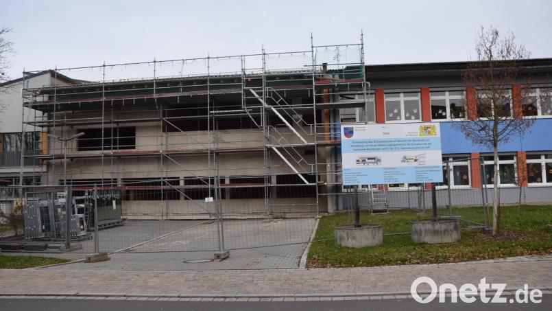 Zwischen der bestehender Schule (rechts) und der Turnhalle (links) fügt sich die Erweiterung der Grundschule ein. Der Gemeinderat vergab für weitere 350.000 Euro Aufträge an Firmen. Bild: fz