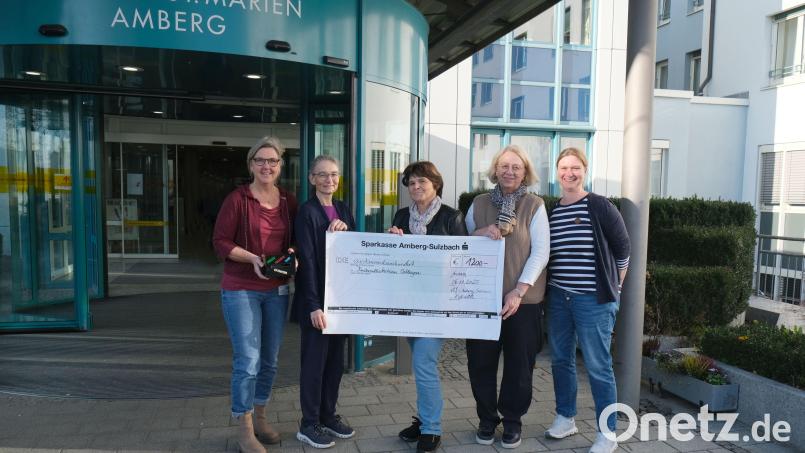 Christine Heimburger vom Kinderpalliativteam (von links), Andrea Baum und Inge Neiswirth vom Vorstandsteam VLF Amberg-Sulzbach, Schulleiterin Ursula Eckl (Abteilung Hauswirtschaft) und Dr. Sonja Gromer vom Kinderpalliativteam bei der Spendenübergabe. Bild: Sandra Dietl/Klinikum St. Marien Amberg/exb