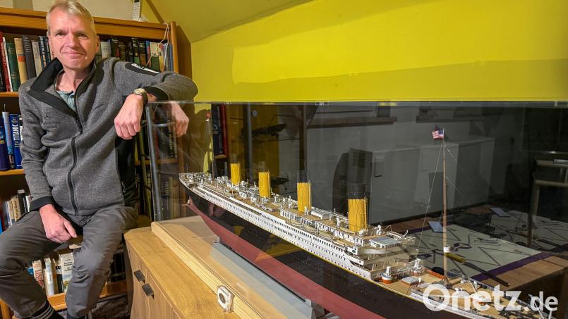 Modellbauer Armin Zeyher und seine Titanic: Sein größtes Projekt steht geschützt unter Glas in seinem Schlafzimmer. Bild: Wolfgang Steinbacher