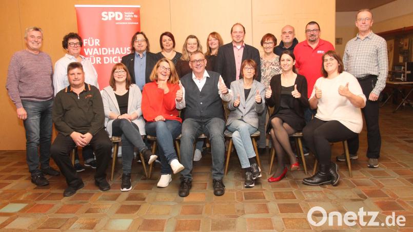 Die SPD Waidhaus geht mit Reinhold Kraus (sitzend, Mitte) als Bürgermeister-Kandidat in die Kommunalwahlen 2026. Bild: pi