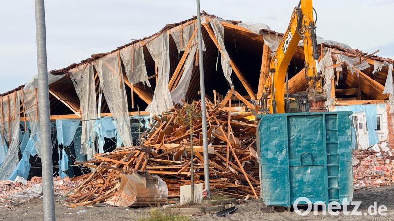 In Altenstadt/WN hat der Abriss des alten Netto-Marktes begonnen. Der Grund gehört inzwischen der Gemeinde. Bild: Gabi Schönberger