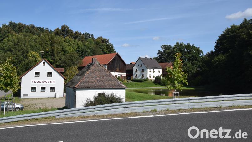 Das frühere Feuerwehrgebäude – das neue steht dahinter – soll im Rahmen der Dorferneuerung ein multifunktionales Gemeinschaftshaus werden. Bild: fz