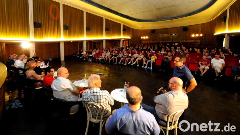 Im Amberger Ring-Theater finden immer wieder "kulturelle" Veranstaltungen statt. Wie hier "Friday for Future trifft Politik". Bild: Stephan Huber