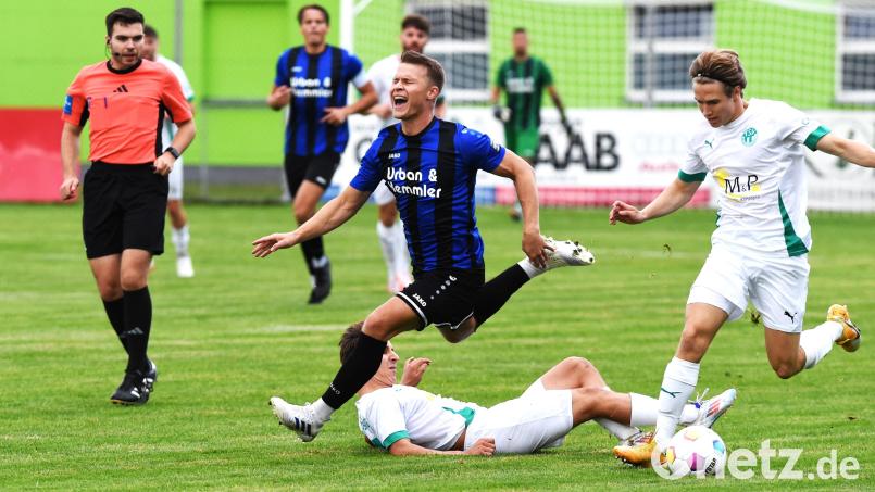 Rüdes Einsteigen des Angstgegners: Ob Weidens Christoph Fenninger (Mitte), im Hinspiel hart gestoppt, gegen den TSV Neudrossenfeld auflaufen kann, ist noch fraglich. Archivbild: btg