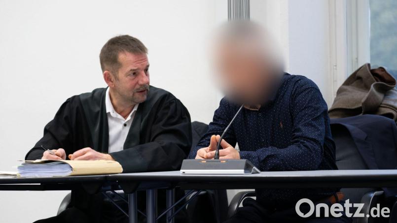 Im Prozess um mehrere Giftanschläge hat der Angeklagte (rechts) ein Geständnis abgelegt. (Archivbild) Bild: Pia Bayer/dpa