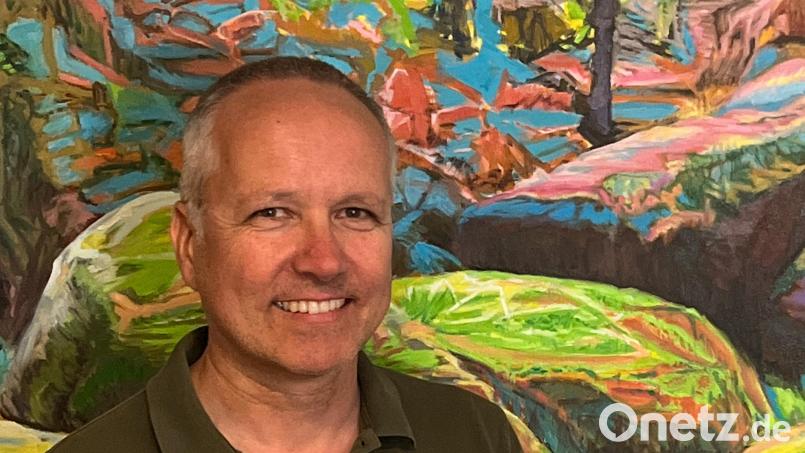 Der Doost im Hintergrund ist eines der Werke, die der Weidener Maler Stefan Ullrich vom 3. bis 8. Dezember auf der renommierten Context Art Miami, einer der bedeutendsten internationalen Kunstmessen für zeitgenössische Kunst in den USA, ausstellt. Bild: Stefan Ulrich