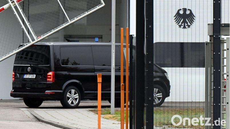 Der Beschuldigte wurde zum Ermittlungsrichter des BGH nach Karlsruhe gebracht. Bild: Uli Deck/dpa