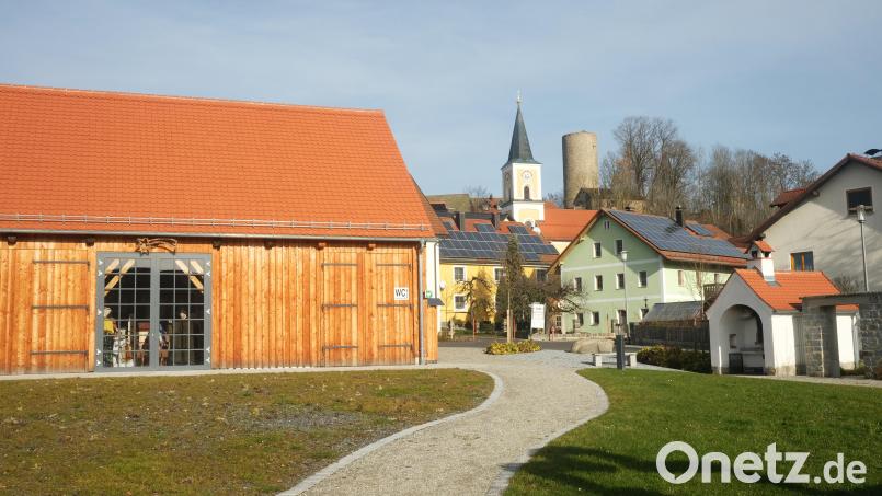 Mit der Neugestaltung der Ortsmitte hat sich Thanstein zu einem Vorzeigedorf entwickelt. Links der Dorfstadl, rechts der sanierte Dorfbackofen. Bild: Hirsch