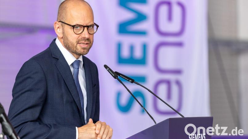 Mahnt angesichts langer Lieferzeiten zu schnellen Ausschreibungen für die geplanten neuen Gaskraftwerke: Siemens-Energy-Chef Bruch. (Archivbild) Bild: Daniel Karmann/dpa