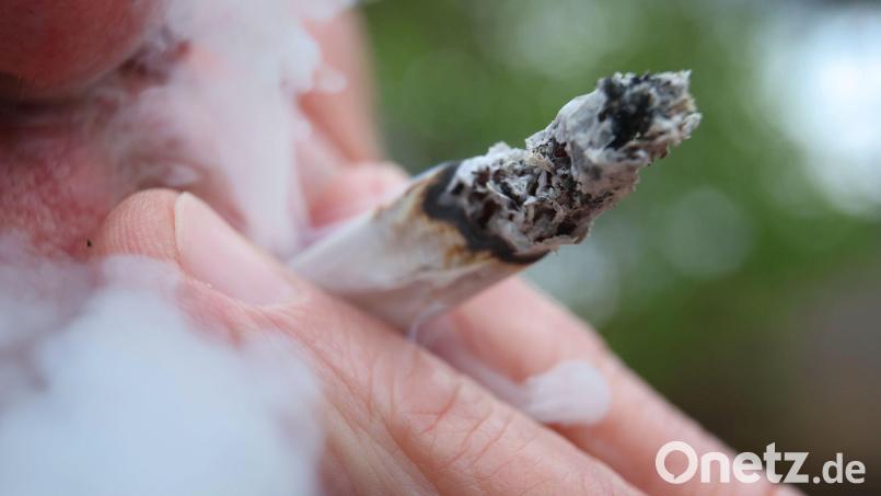 Laut Studie rauchte eine große Mehrheit der Cannabis-Konsumenten Joints. (Symbolbild) Bild: Karl-Josef Hildenbrand/dpa