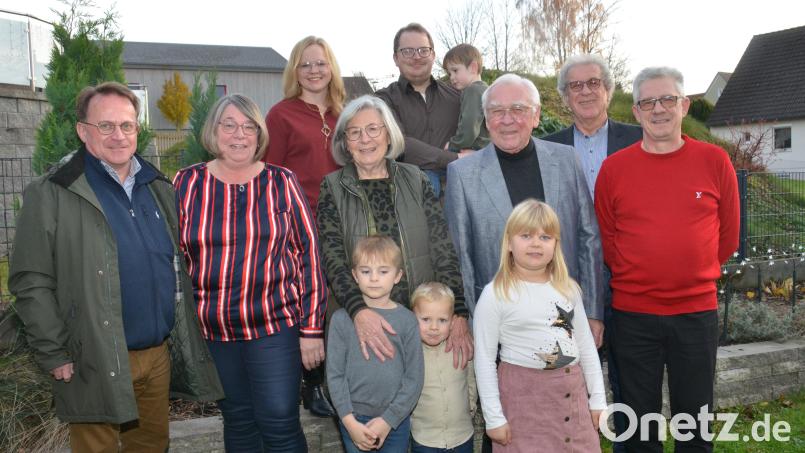 Dekan Alexander Hösl (links) und Dritter Bürgermeister Alfons Raab (Zweiter von rechts) wünschten dem Jubelpaar Elfriede und Peter Grundler (vorne, Mitte) noch viele gesunde Jahre und Gottes Segen für die kommende Zeit. Bild: dob