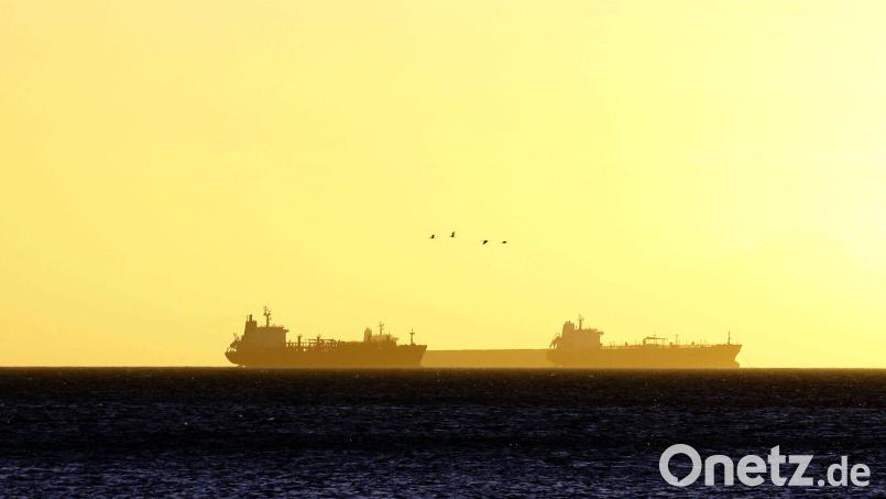 Noch ist unklar, weshalb ein Tanker seinen Kurs änderte. (Symbolbild) Bild: Juan Carlos Hernandez/ZUMA Wire/dpa
