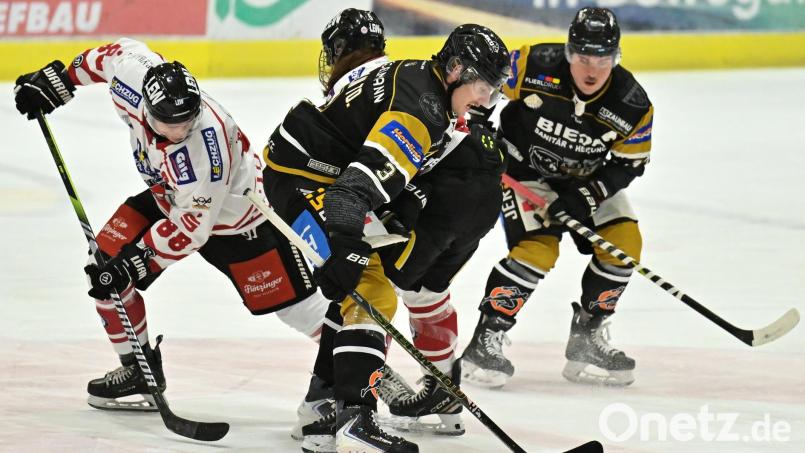 Tom Berlin (2.v.l.) und der ERSC Amberg müssen am Sonntag beim HC Landsberg ran. Archivbild: Hubert Ziegler