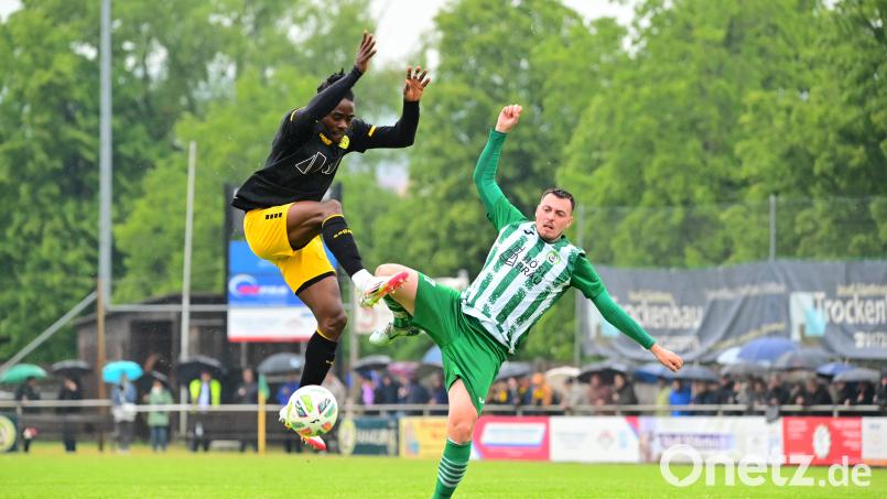 Die SpVgg Bayreuth II und der SV Mitterteich lieferten sich bereits Ende der vergangenen Saison ein umkämpftes Relegationsspiel wie hier im Zweikampf zwischen Tobias Müller (rechts) und Carlos Sanney (links). Im Spitzenspiel am Sonntag auf der Jakobshöhe könnten sie erneut aufeinandertreffen. Archivbild: Schrems, Thomas