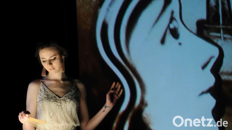 Irina Titova zeigt ihre Sandshow &quot;In 80 Bildern um die Welt&quot;. Bild: Katrin Edtmeier/exb