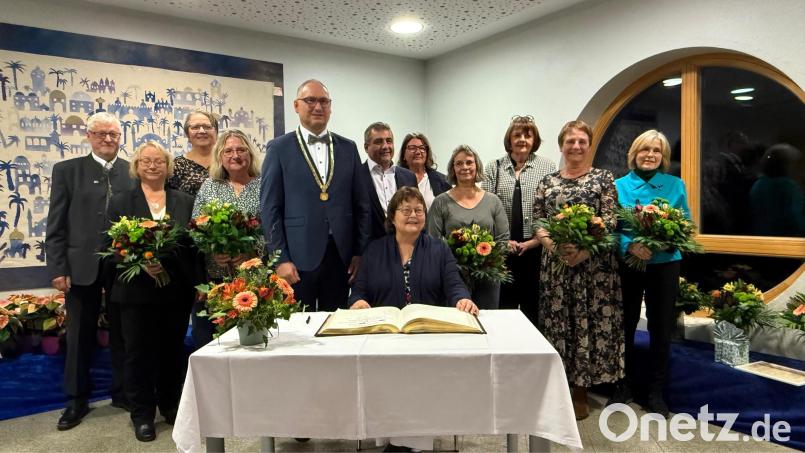 Neun Damen des Bibliotheks-Teams mit Leiterin Elisabeth Graßler (vorne sitzend) wurden mit der Ehrenamtsurkunde ausgezeichnet. Bürgermeister Richard Kammerer (Fünfter von links) würdigte ihre Verdienste zum Wohle des Marktes. Mit im Bild (von links) Johann Gurdan, Irmgard Herrmann Jutta Lippik, Kerstin Janner, Siegfried Janner, Dagmar Miedl, Birgit Hirmer, Gudrun Bühler, Petra Ferazin-Grundler und Liane Schmid. Bild: sei