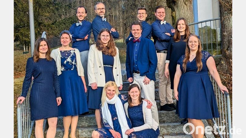 Der Chor Voices mit seiner Leiterin Manuela Falk (sitzend vorne links) hat gut lachen: Obwohl er erst seit eineinhalb Jahren existiert, füllt er mit seiner geistlichen Chormusik moderner und klassischer Art bei praktisch jedem Auftritt die Kirchen der Oberpfalz und bald auch darüber hinaus. Bild:  Thomas Falk