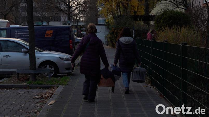 Menschen verlassen den Sperrkreis, nachdem in der Avenariusstraße in Nürnberg eine Bombe gefunden worden ist. Bild: Sven Grundmann/NEWS5/dpa