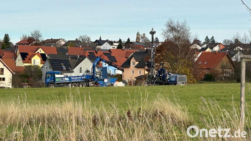 Im Bereich der ehemaligen Hausmülldeponie „Kößlbühl“, die sowohl vom Landkreis als auch von der Stadt Vohenstrauß genutzt wurde, wird der Boden im Detail untersucht, um Art, Ausmaß und Relevanz der Belastungen zu prüfen. Das Areal befindet sich zwischen dem Wohngebiet "West III" und der Umgehungsstraße. Bild: ck