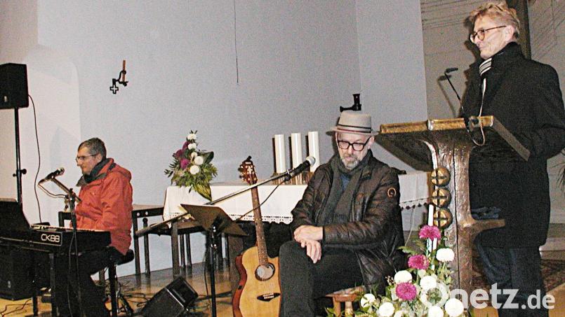 Zwischen den Liedern von Hubert Treml (Mitte) spannte Pfarrer Chrisoph Seidl (rechts) textlich der Bogen über die großen Themen des Lebens. Musikalisch unterstützte Franz Schuier (links) mit E-Piano und Melodica. Bild: ld
