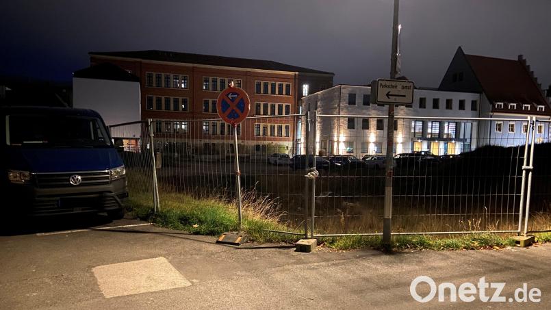 Das Bürgerspital-Areal in Amberg bei Nacht. An dieser Stelle soll die Ein- und Ausfahrt für die Tiefgarage mit 77 Stellplätzen gebaut werden. Bild: ass