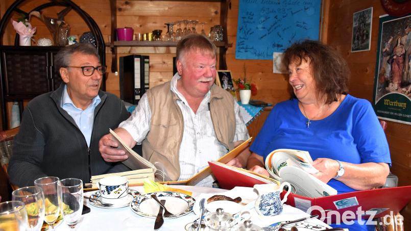 Josef Häckl, der später nach Kemnath gezogen ist, Edwin Pfohl, der immer noch in Neudorf wohnt, und Olga Luft, die in Tirschenreuth eine neue Heimat fand, organisieren die Feier zum 50. Geburtstag der Katholischen Landjugendbewegung Neudorf. Bild: ubb