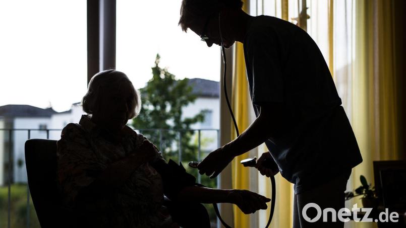 Droht dem Landkreis Tirschenreuth ein Pflegenotstand? Bei einer Pflegekonferenz sollen Verbesserungsvorschläge zur medizinischen Versorgung getroffen werden. Schon jetzt ist klar: Gebraucht werden Pflegekräfte. Symbolbild: Christoph Schmidt/dpa