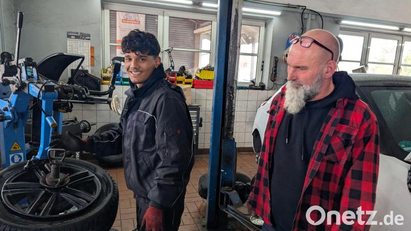Obwohl der Chef kritisch über die Schulter schaut, kann Mohammed Al-Obaidi lachen. Dem 17-jährigen Azubi im zweiten Lehrjahr macht die Ausbildung bei Josef Häusler Spaß. Das versichert der Iraker mehrfach. Bild: wüw