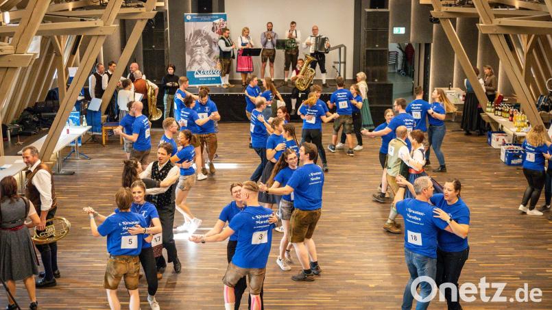 Die Paare beim Kirwatanz-Marathon 2023. Bild: Mike Radowsky/erxb