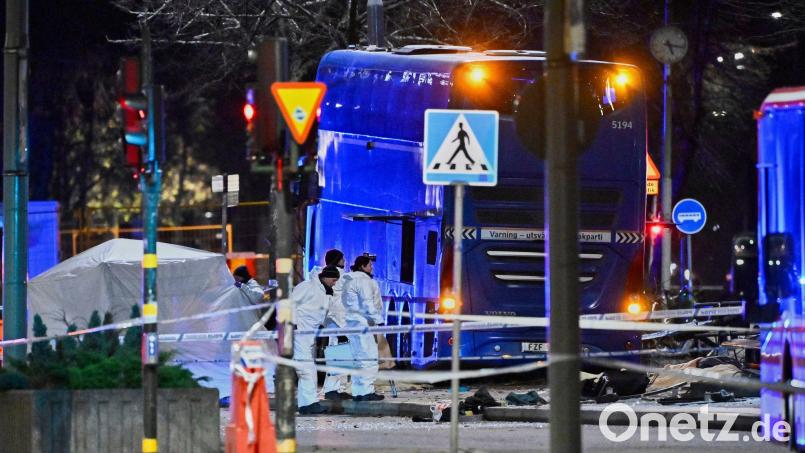 Die Polizei untersucht den verunglückten Bus in Stockholm. Bild: Henrik Montgomery/TT News Agency via AP/dpa