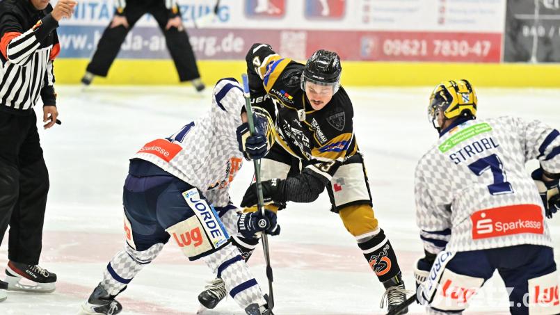 Nolan Gardiner (Mitte) vom ERSC Amberg beim Bully. Bild: Hubert Ziegler