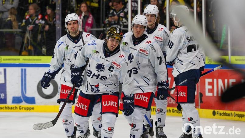 Tomas Rubes (goldener Helm) war mit einem Tor und zwei Assists maßgeblich am Auswärts-Coup der Blue Devils Weiden bei den Krefeld Pinguinen am Freitagabend beteiligt. Bild: Yvonne Brands