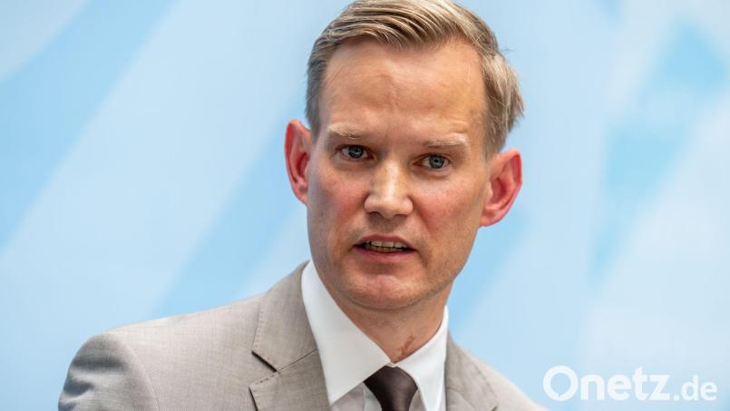 Hendrik Streeck stellt klar: Ihm geht es in der Debatte nicht ums Sparen. (Archivbild) Bild: Michael Kappeler/dpa