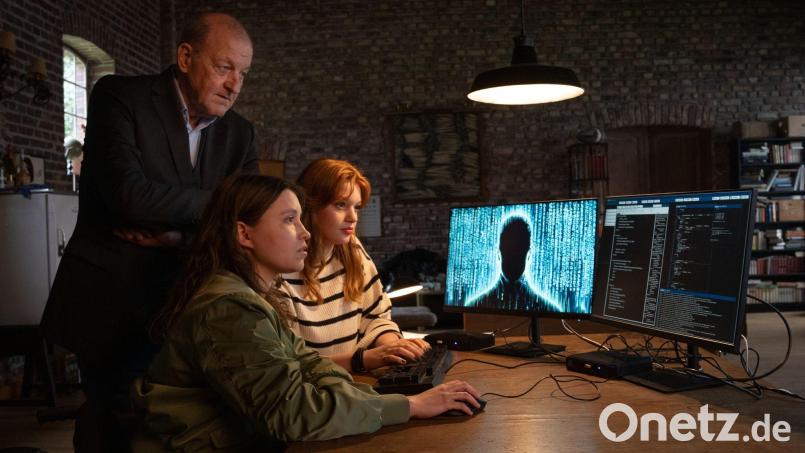 Wilsberg ermittelt in der neuen ZDF-Folge rund um Künstliche Intelligenz und Sprachassistenzen und um einen Mord. Bild: Thomas Kost/ZDF/dpa