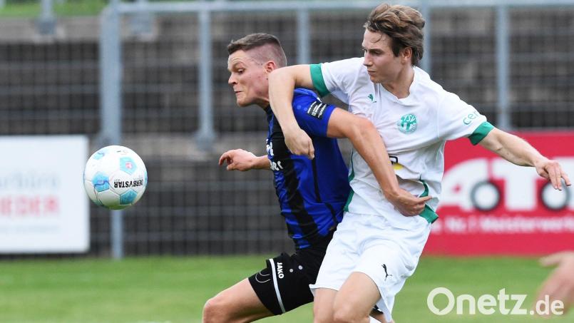 In Sachen Einsatz war den Spielern der SpVgg SV Weiden nichts vorzuwerfen, dennoch verloren die Schwarz-Blauen nach Führung unglücklich mit 1:2 in Neudrossenfeld. Niklas Lang (links, Szene aus dem Hinrundenspiel) traf nach der Halbzeit nur den Pfosten und verpasste damit eine Vorentscheidung. Bild: Gerhard Büttner