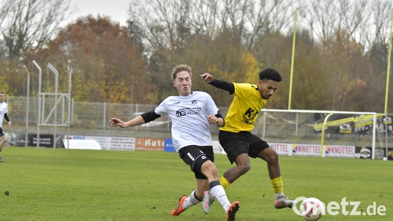 Ganz knappe Kaste: Tizian Hammer (links) und die Sportfreunde Ursulapoppenricht trennten nur noch fünf Minuten von einem Sieg gegen Tabellenführer FC Amberg. Bild: Hubert Ziegler