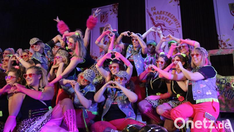 Partyfeeling präsentieren die Ludas, die mit Neonfarben, Hits und Stimmung pur in die wilden 90er abtauchten. Bild: Michael Meier