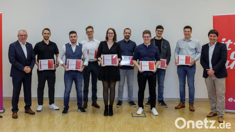 Acht junge Handwerksmeister, darunter vier aus der Oberpfalz, erhalten in Regensburg den Eon-Meisterpreis. Mit im Bild Jürgen Kilger, Handwerkskammer Niederbayern-Oberpfalz (links), und Tobias Braun, Eon (rechts.). Bild: Uwe Moosburger, Eon